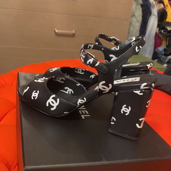 Chanel - Picture 6 of 16